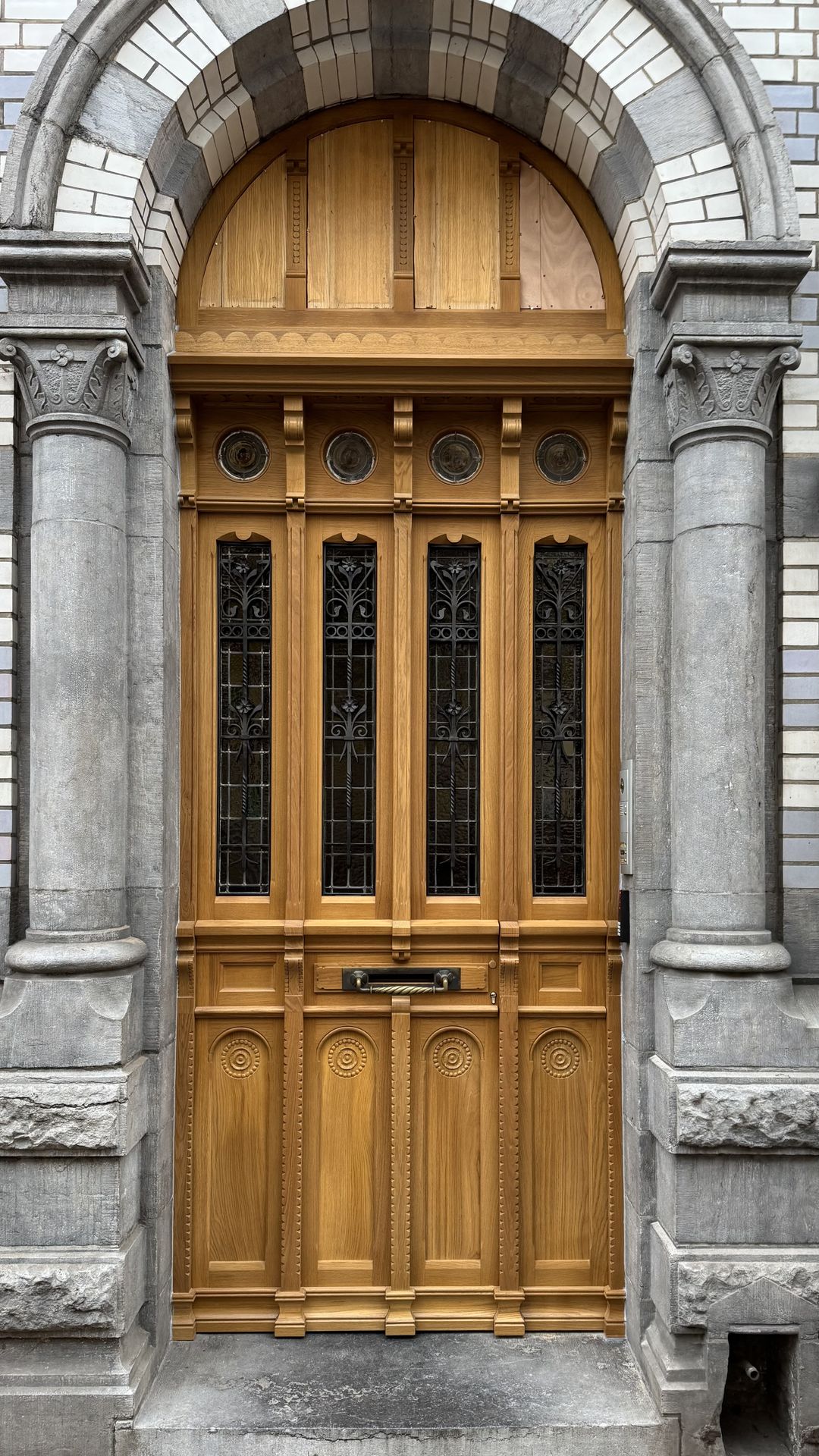 Porte d entrée bruxelloise à l ancienne en chêne moulurée et sculptée avec des vitraux et des ferronneries.