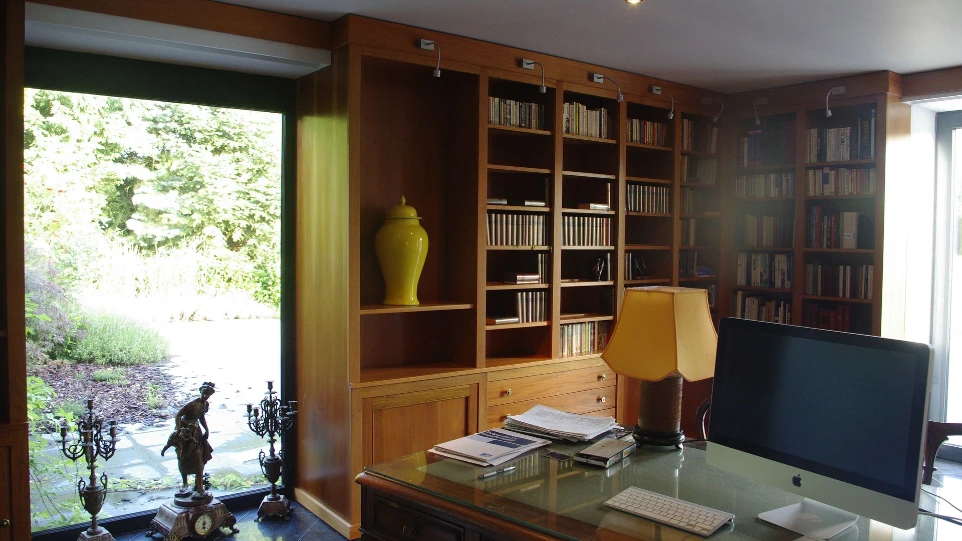 Bibliothèque en acajou sur avec lumière intégrée