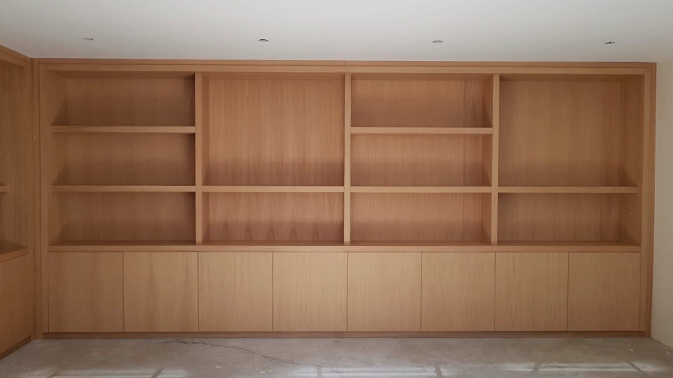 Bibliothèque de showroom en chêne