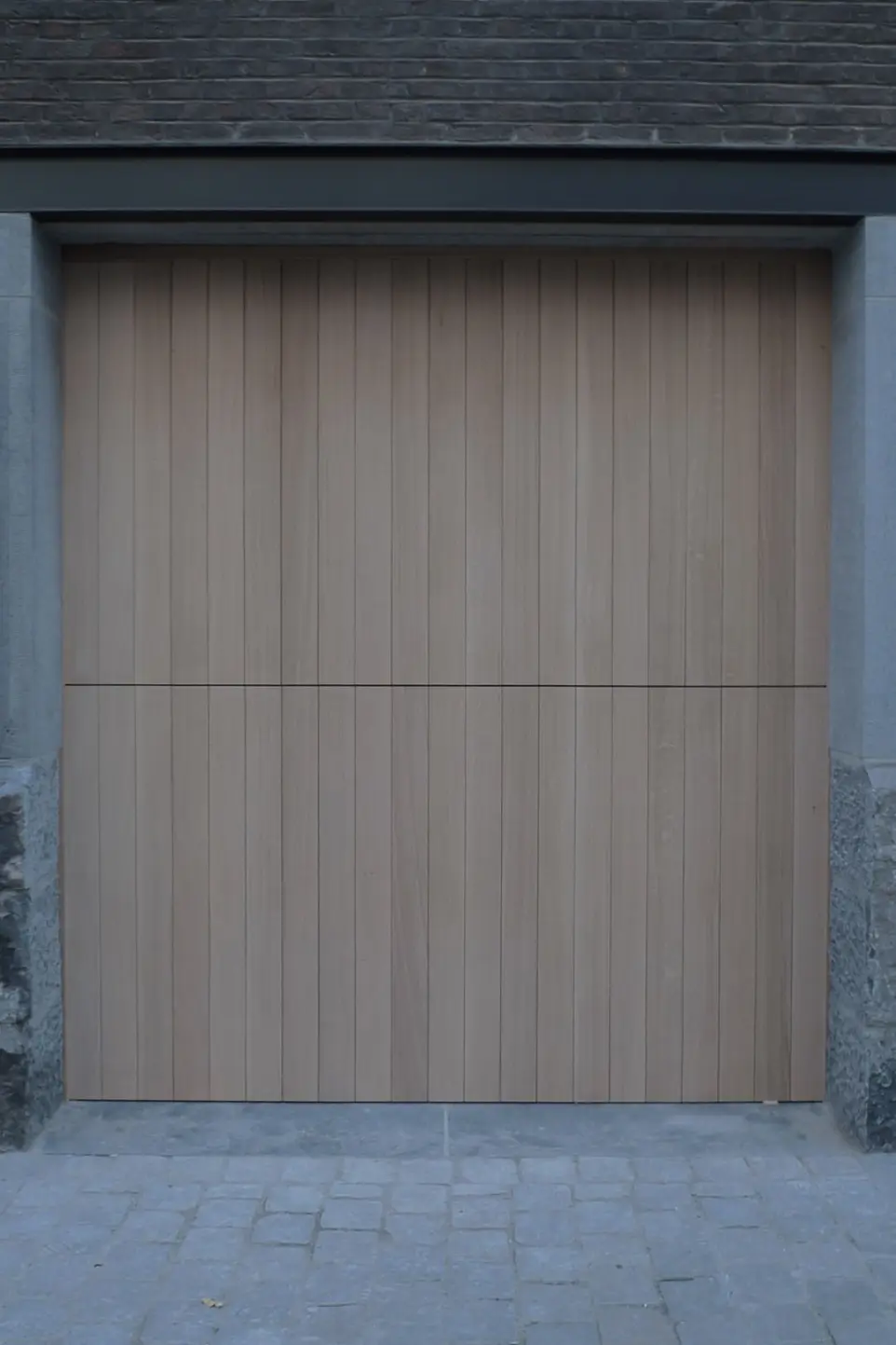 Porte de garage bi sectionnelle à planchettes en chêne massif