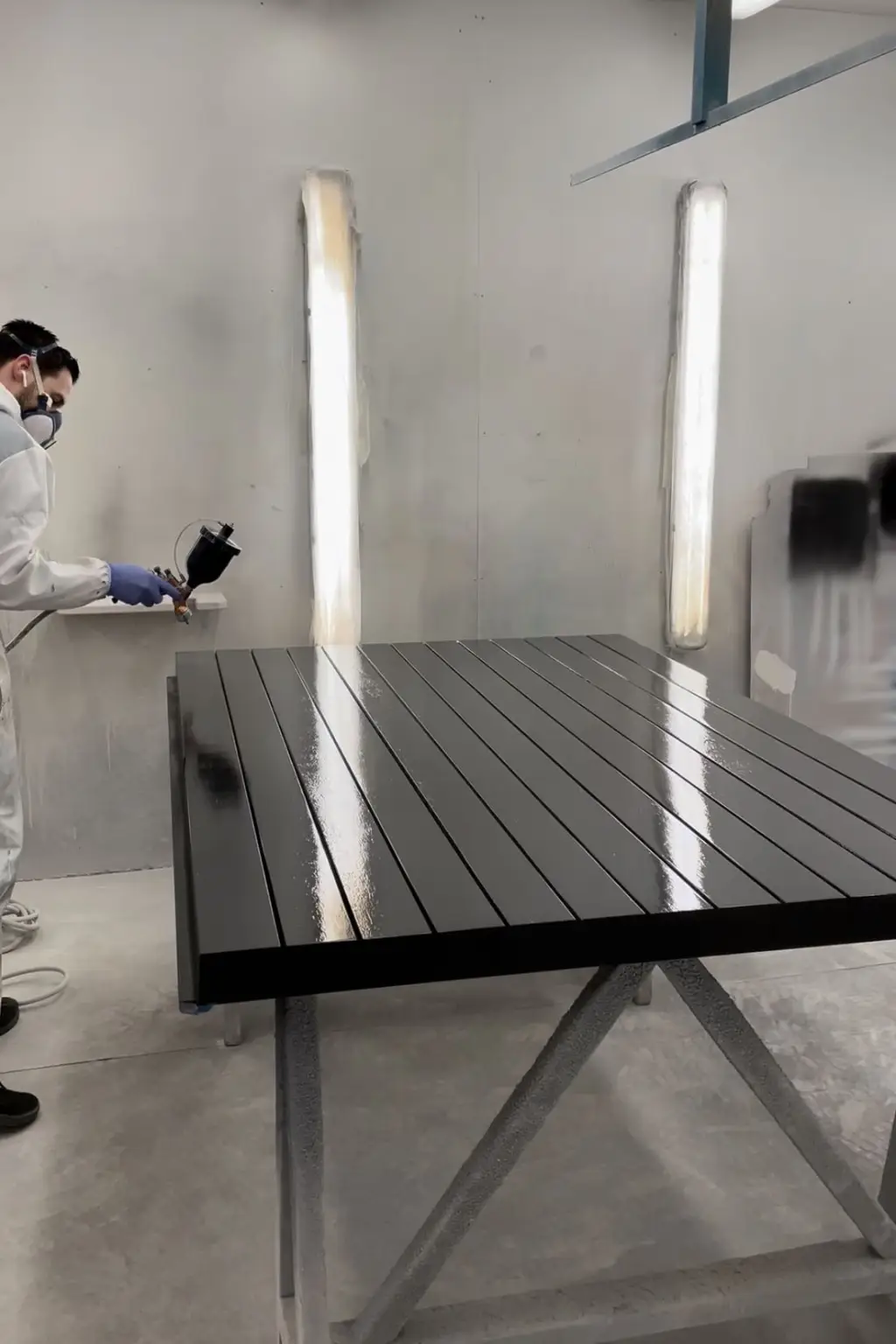 Peinture en cabine d'une porte da garage en noir