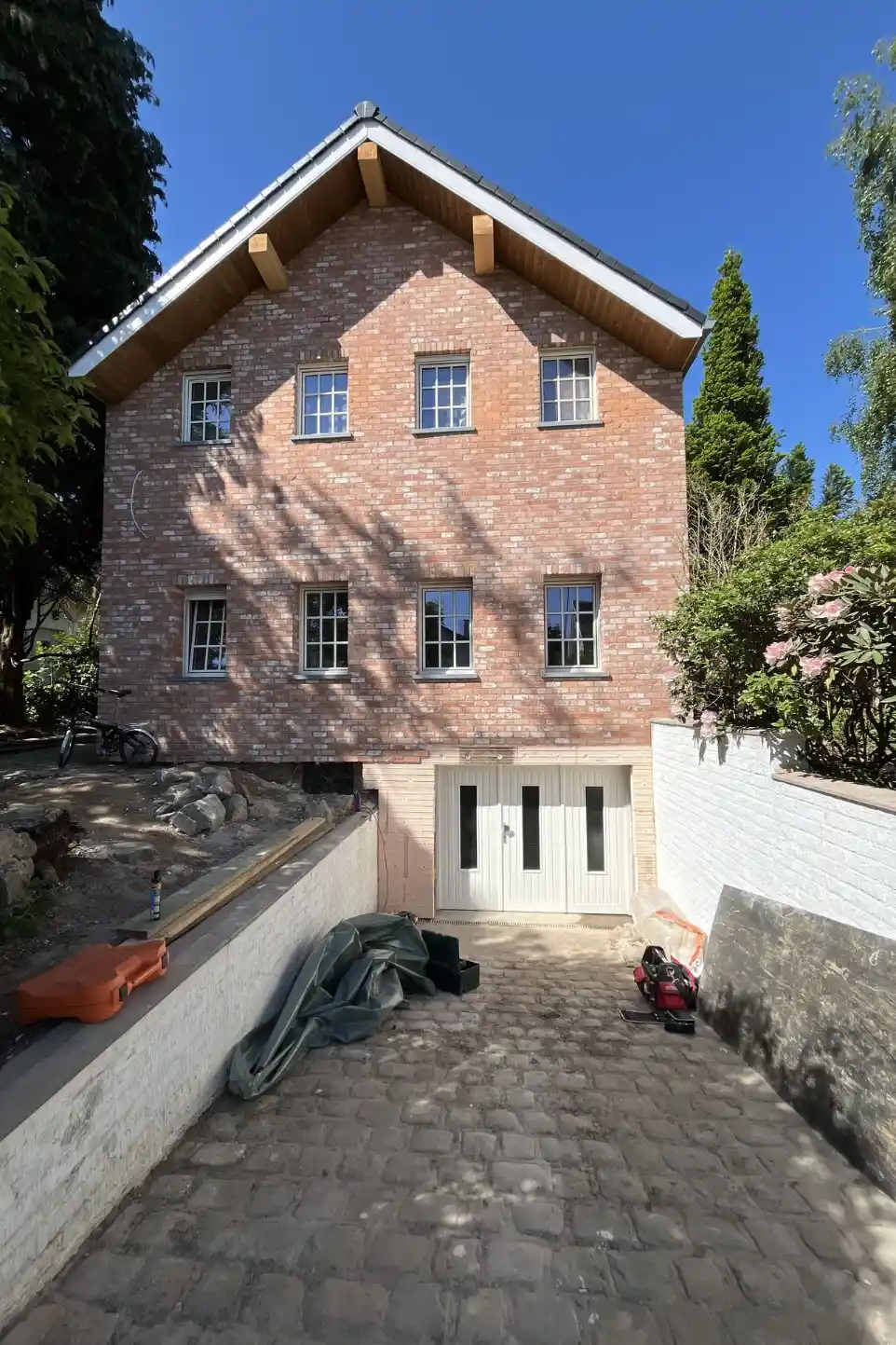 Villa moderne avec porte de garage blanche à planchettes