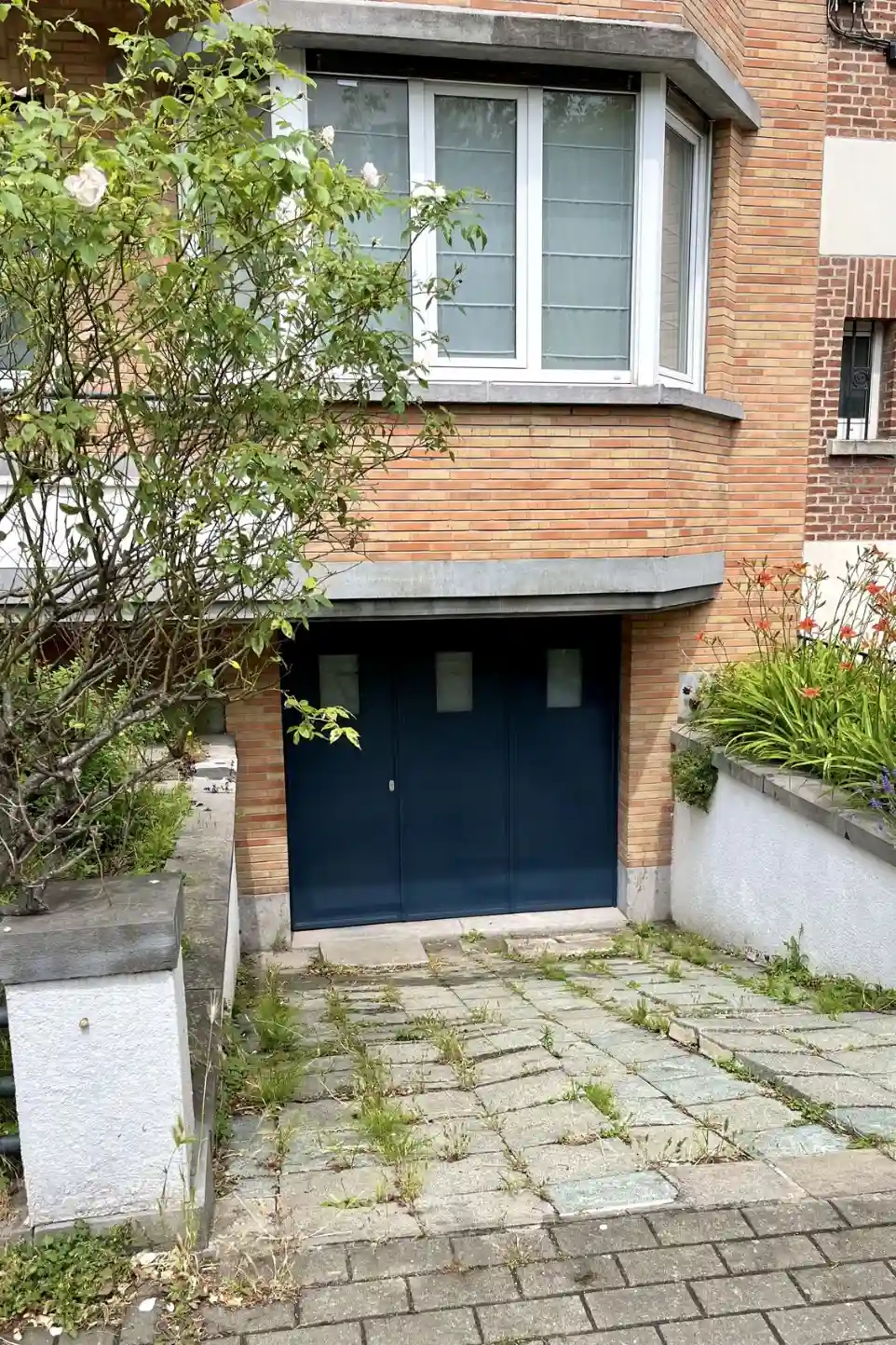 Porte de garage bleu quadruple battant