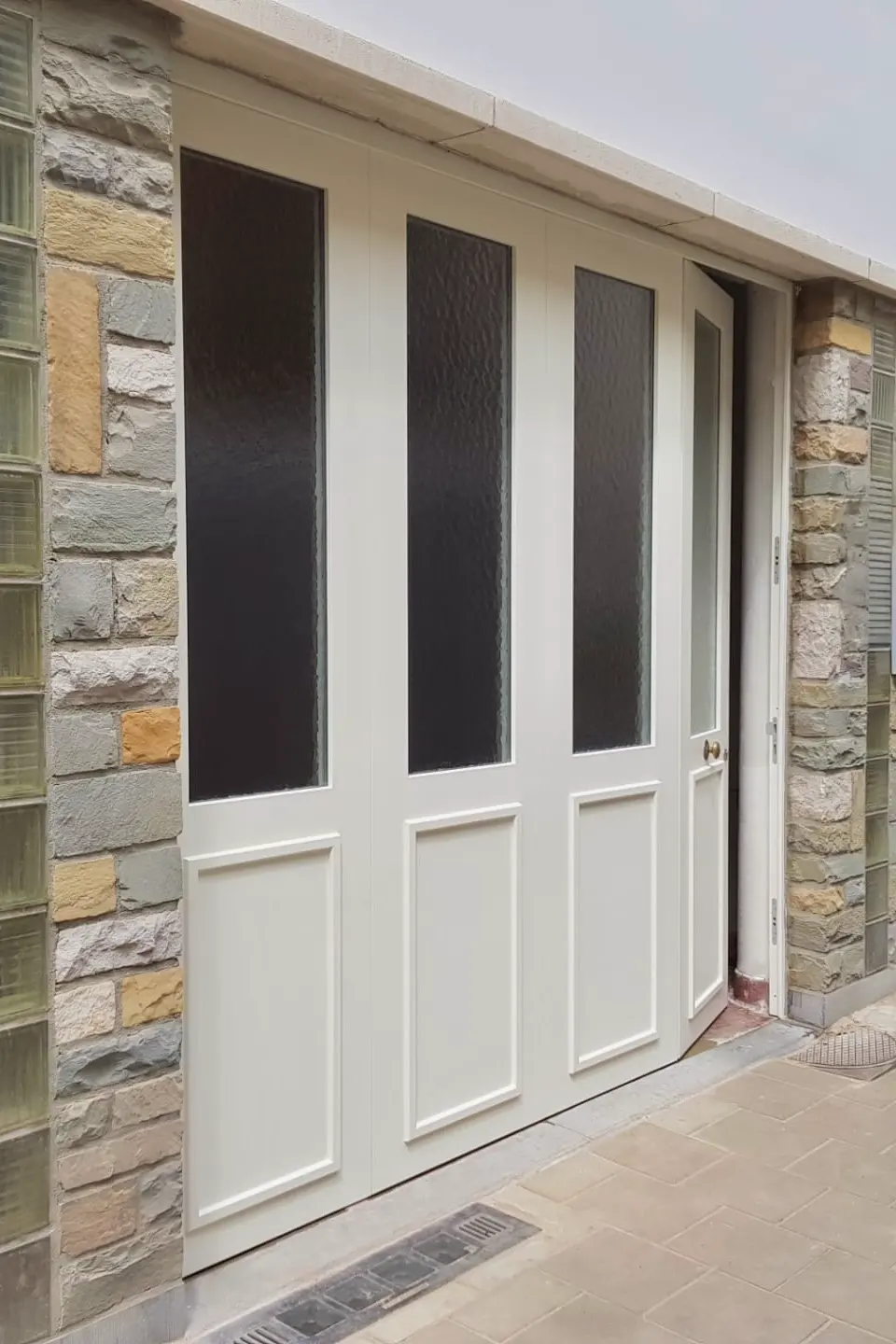 Porte de garage blanche coulissante moulurée avec vitrages intégrés