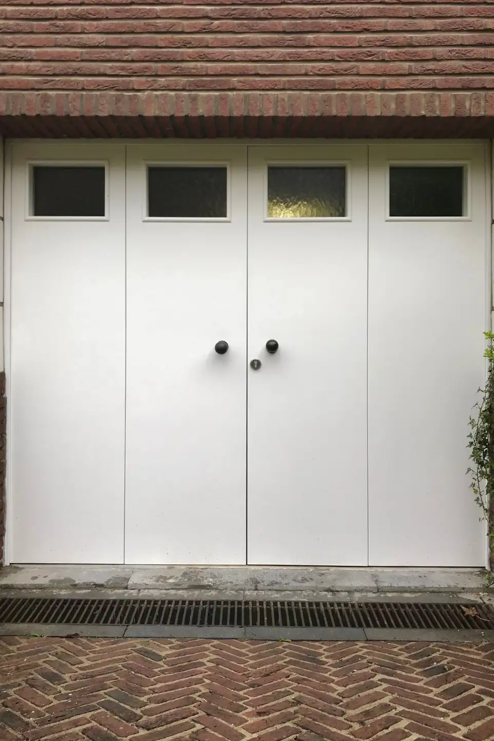 Porte de garage blanche quadruple battant style art Deco