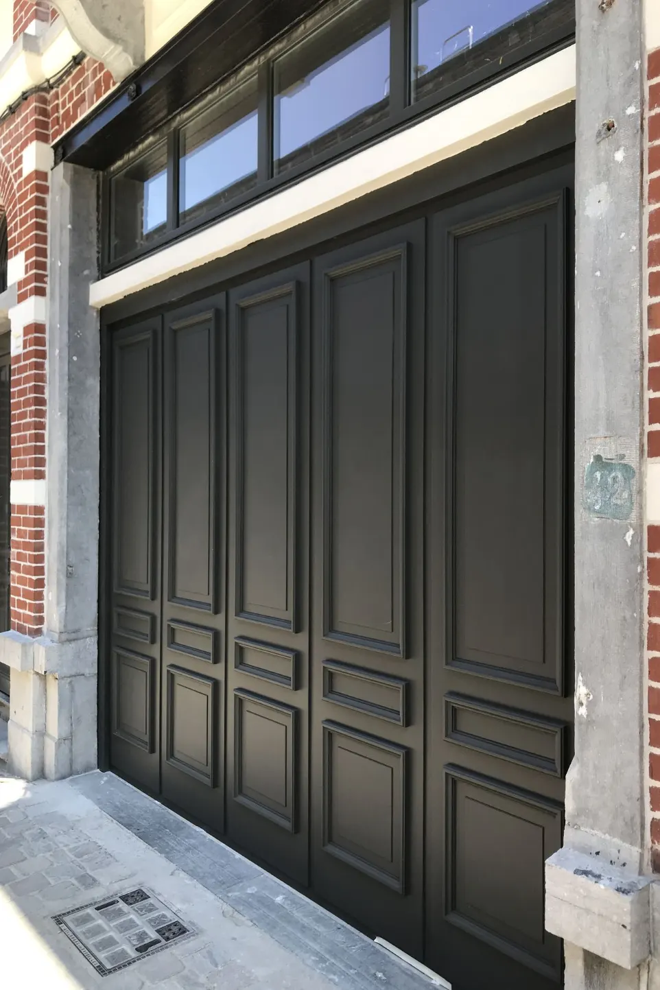 Porte de garage basculante gris anthracite moulurée