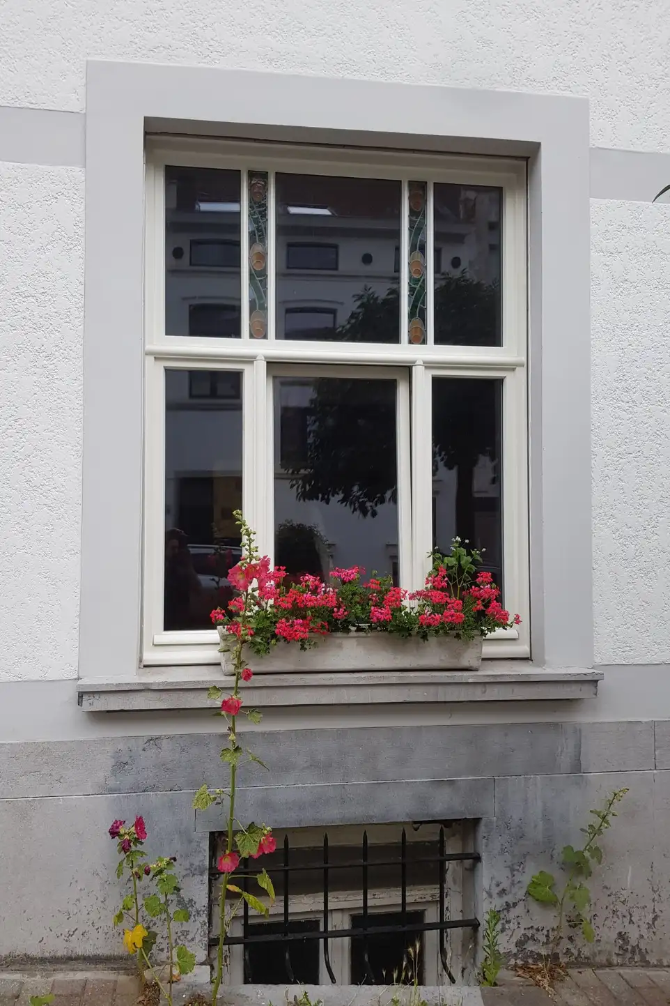 Châssis avec vitraux et bac à fleur