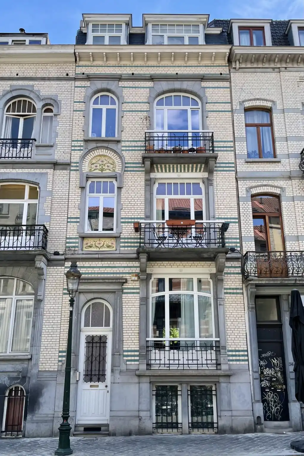 Façade bruxelloise d'une maison de maître à Saint-Gilles avec des châssis Art nouveau