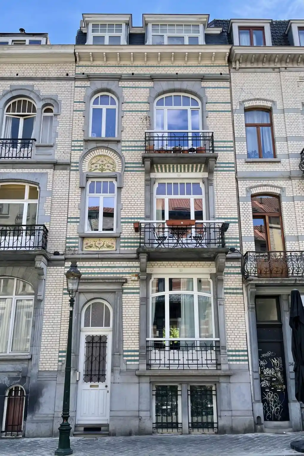 Façade bruxelloise d'une maison de maître à Saint-Gilles avec des châssis Art nouveau
