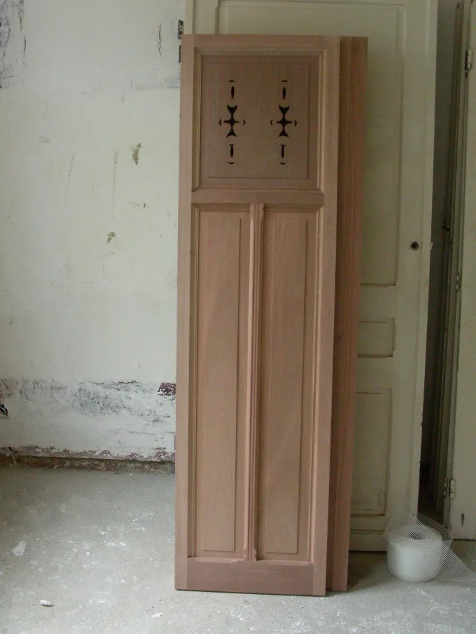 Volet sculpté en méranti