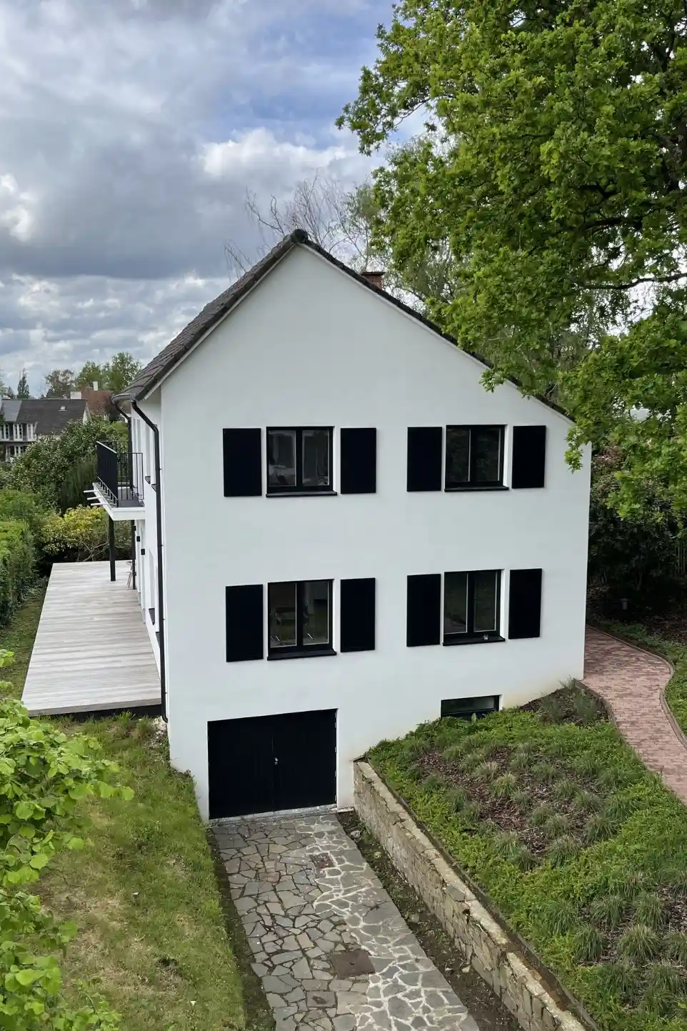 Villa avec volets décoratif noirs