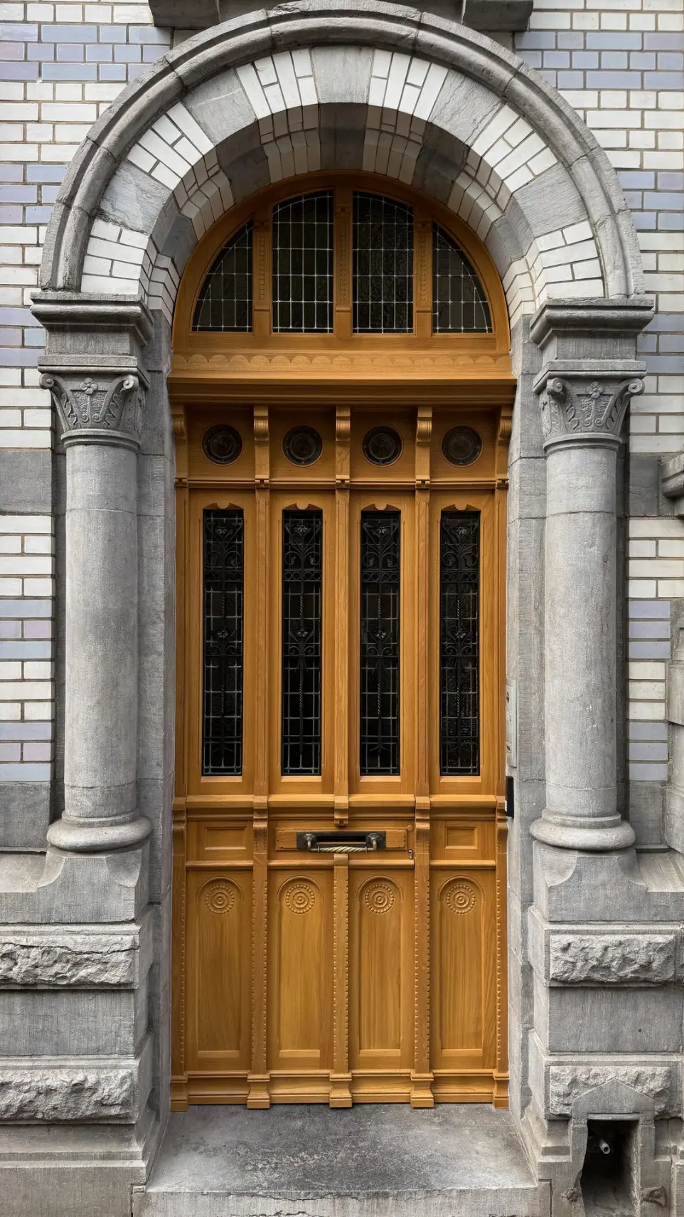 Porte d entrée bruxelloise à l ancienne en chêne moulurée et sculptée avec des vitraux et des ferronneries.