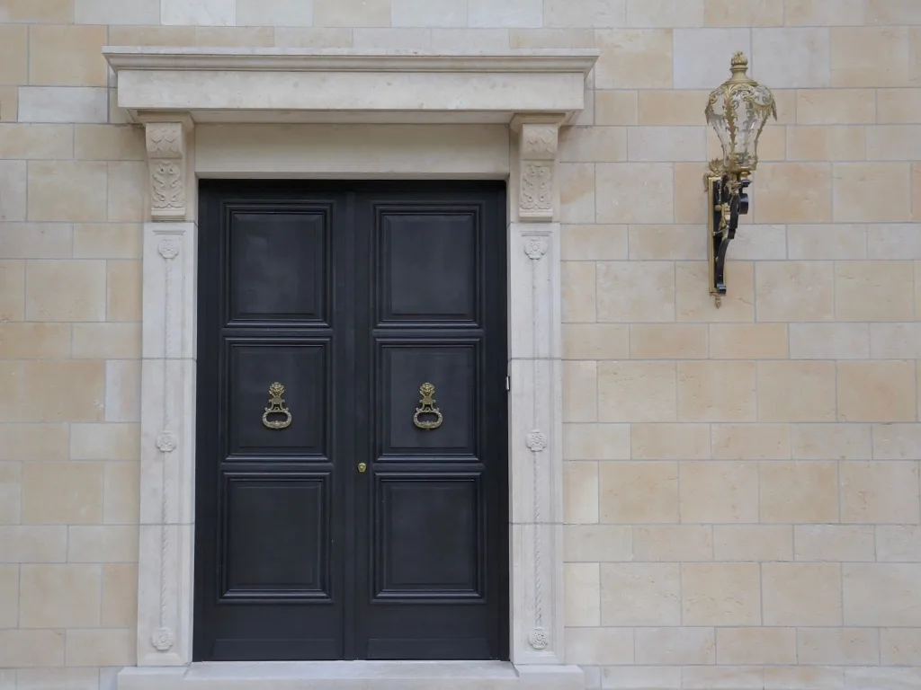 Porte d'entrée noire d'une villa bruxelloise
