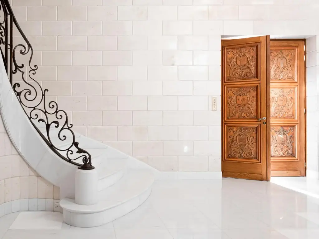 Porte d'entrée en chêne d'une villa bruxelloise