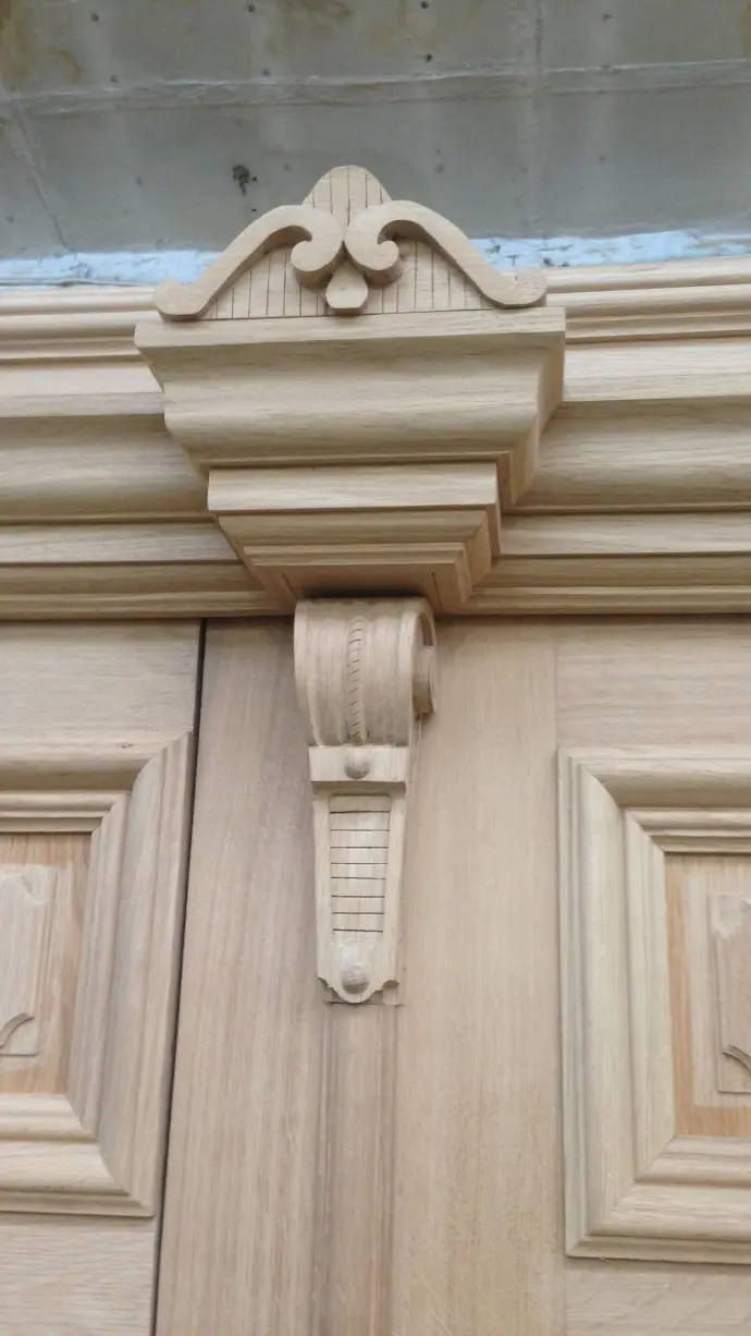 Porte d'entrée sculptée d'une maison de maître bruxelloise