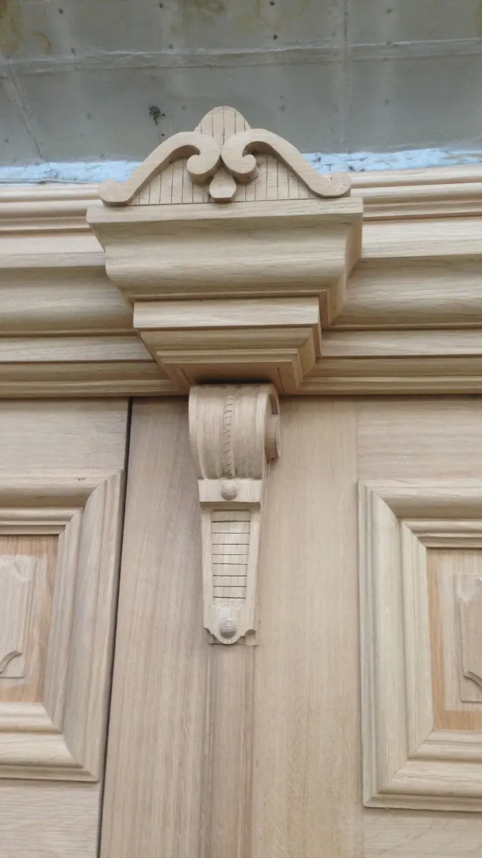 Porte d'entrée sculptée d'une maison de maître bruxelloise