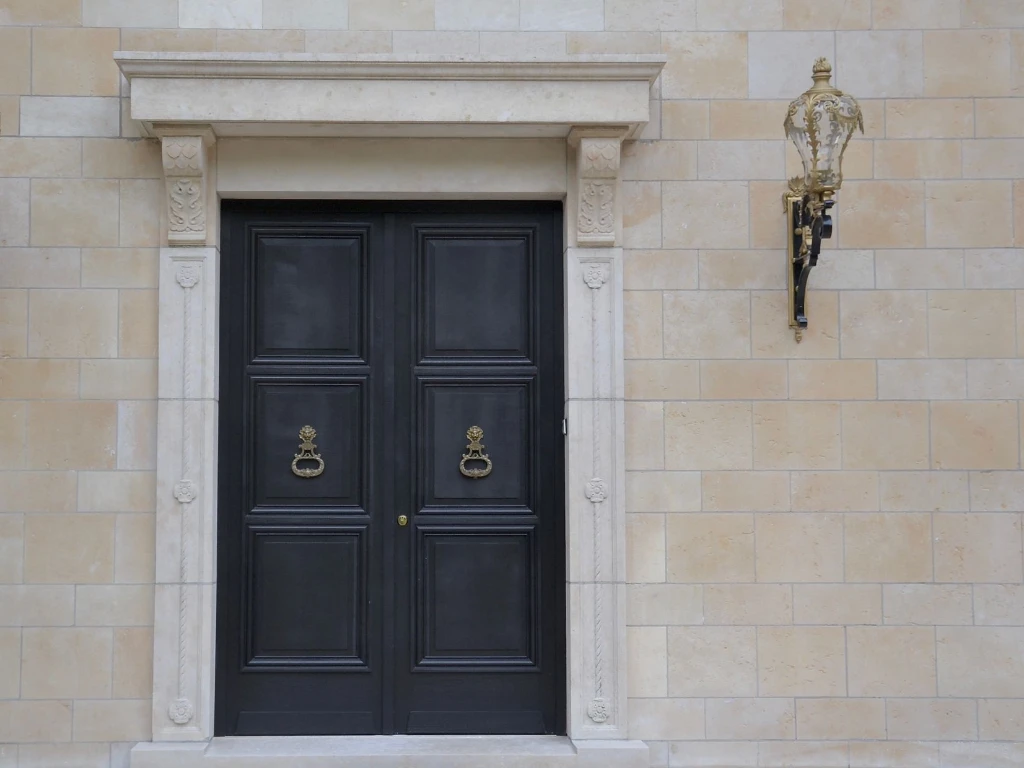 Porte d'entrée noire d'une villa bruxelloise