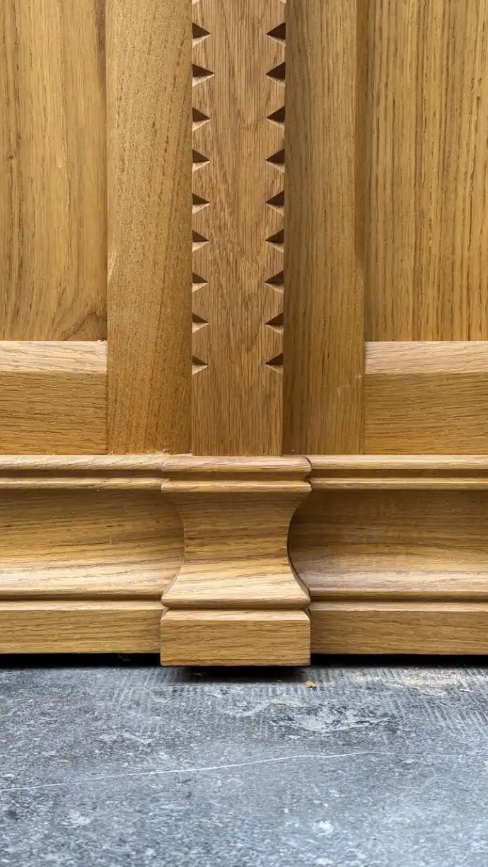 Porte en chêne sculptée à l'identique