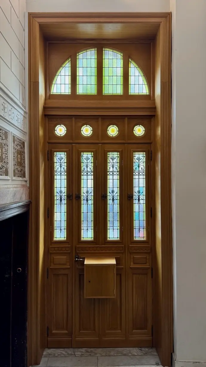 Porte en chêne sculptée à l'identique avec vitraux et fer forgé