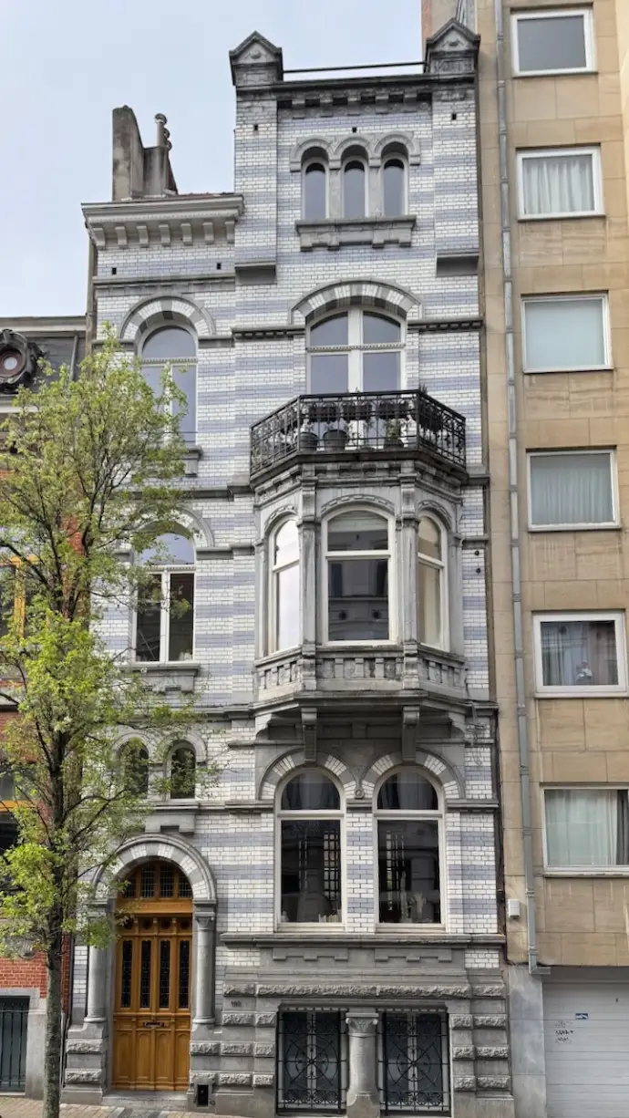 Façade maison bruxelloise bleu et blanc