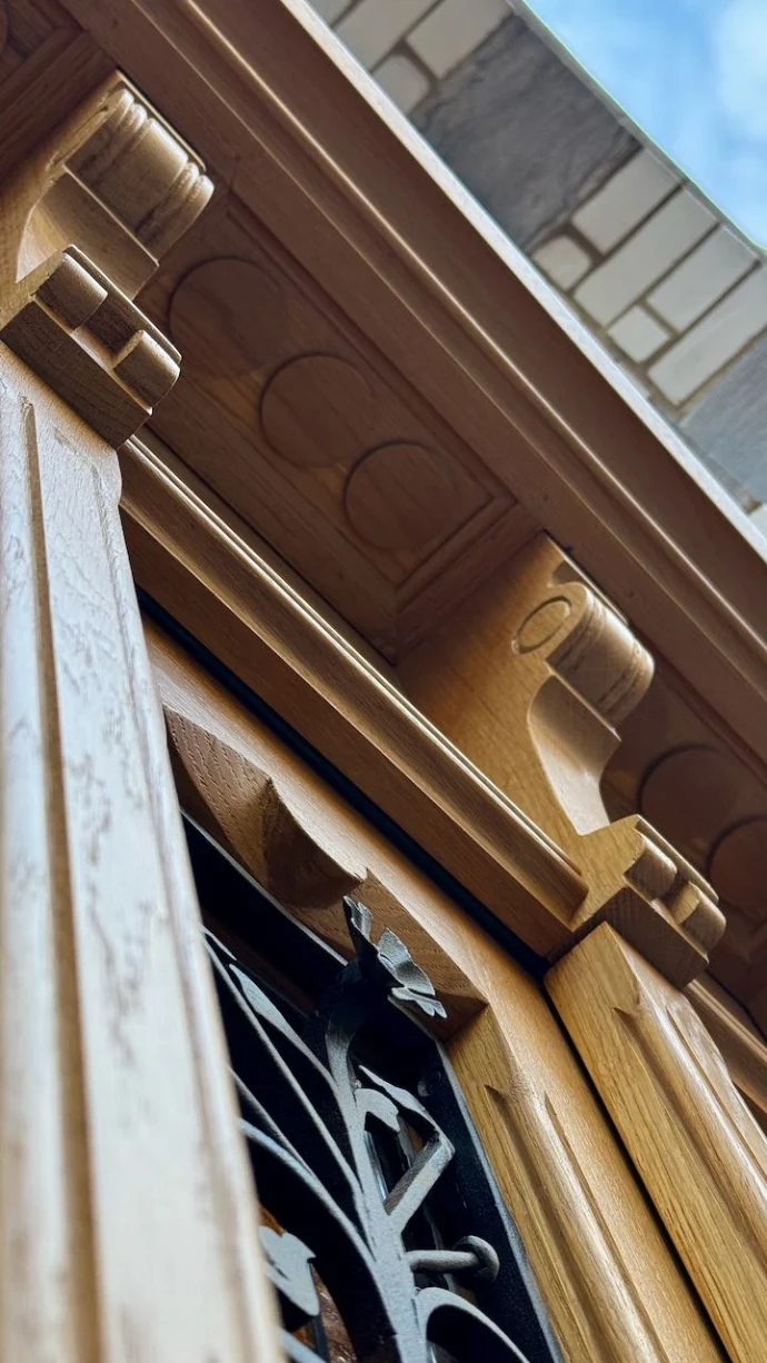Porte en chêne sculptée à l'identique avec vitraux et fer forgé