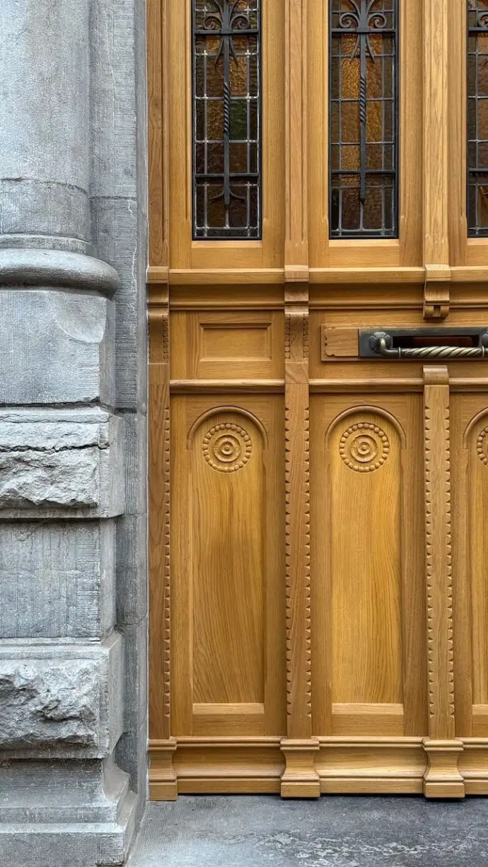 Porte en chêne sculptée à l'identique