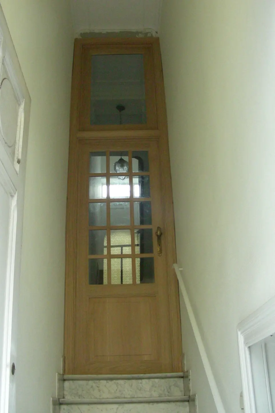 Porte en chêne du sas d entrée d une maison de maître