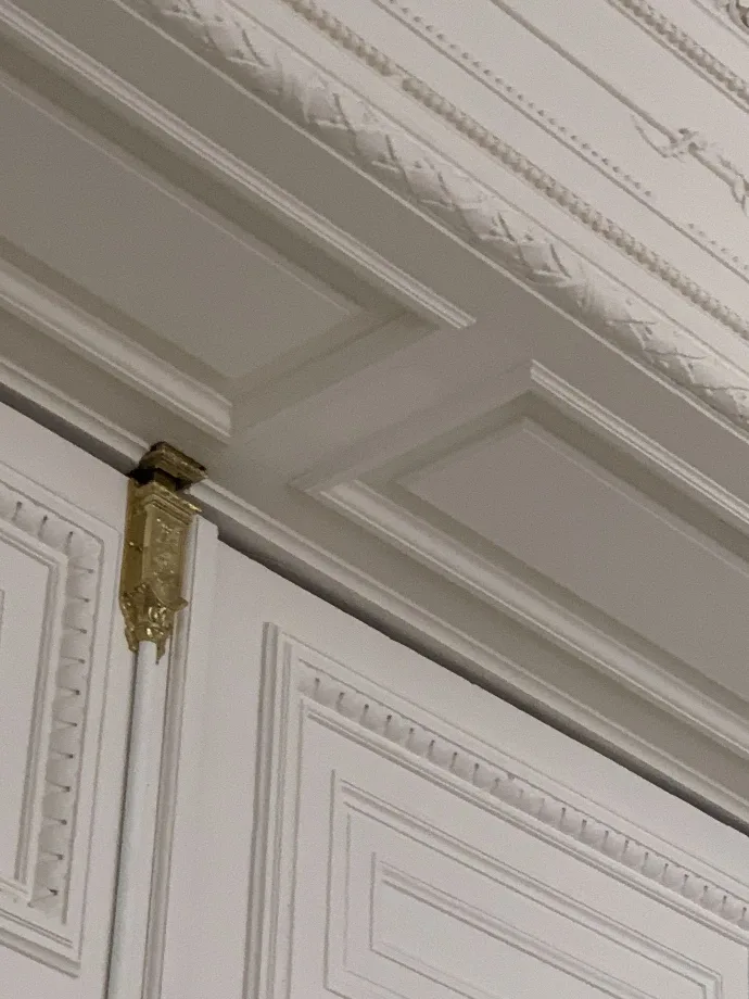 Haut de porte mouluré et sculpté avec une quincaillerie laiton