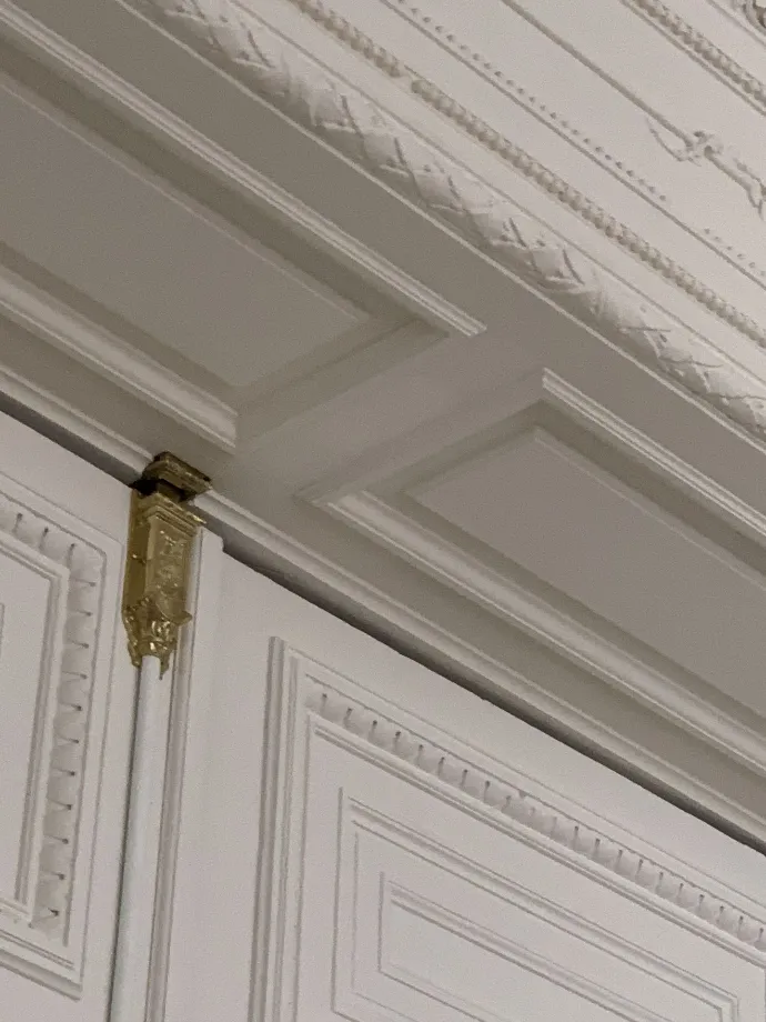 Haut de porte mouluré et sculpté avec une quincaillerie laiton