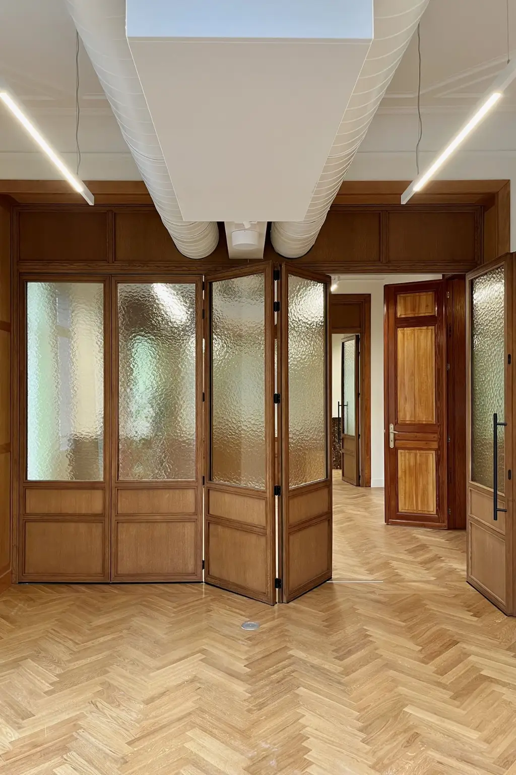 Cloison en Chêne teinté amovible dans des bureaux d'avocats