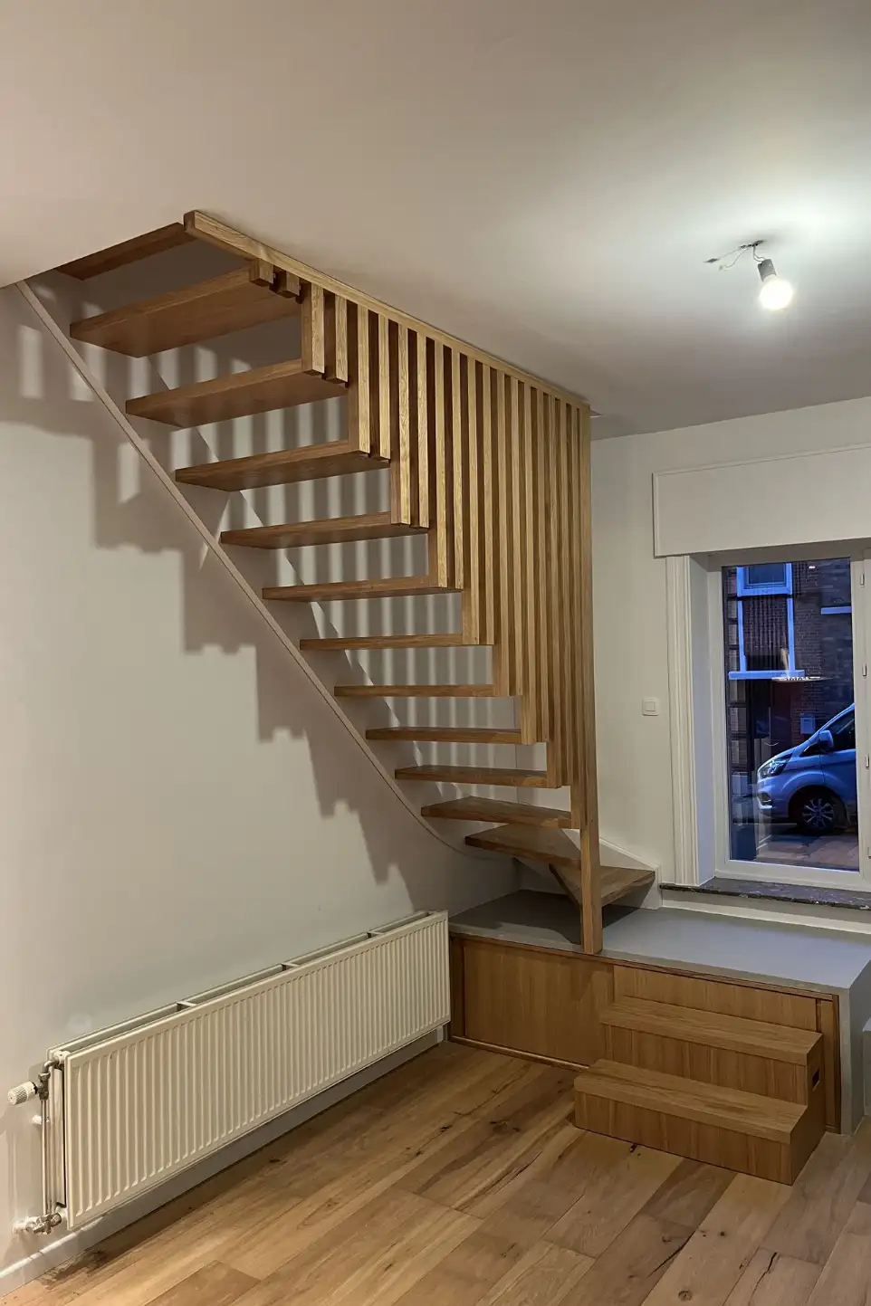 Escalier 1/4 tournant moderne en Chêne avec claustra
