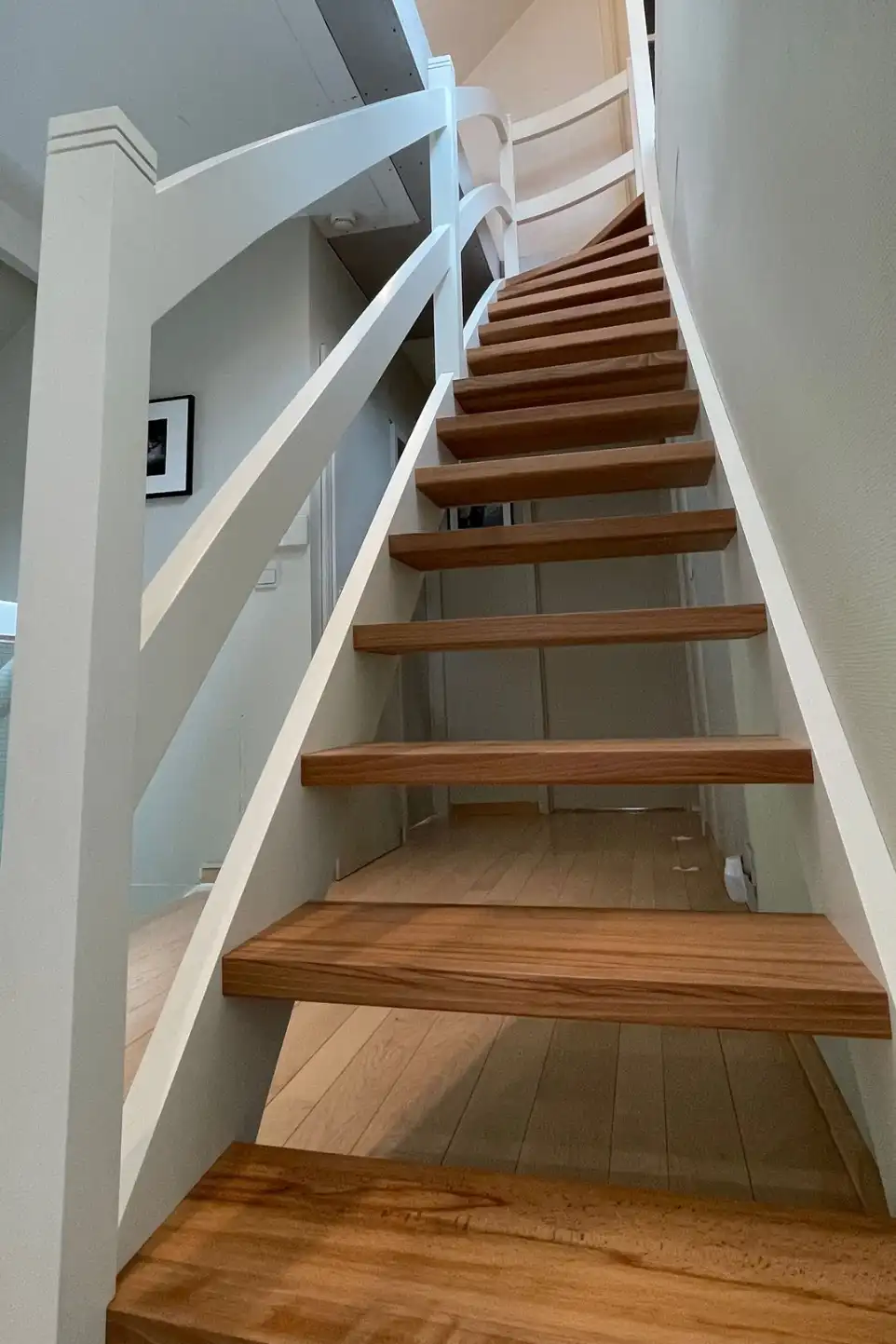 Escalier 1/4 tournant en Hêtre de la forêt de Soignes avec limons et garde-corps peints en blanc