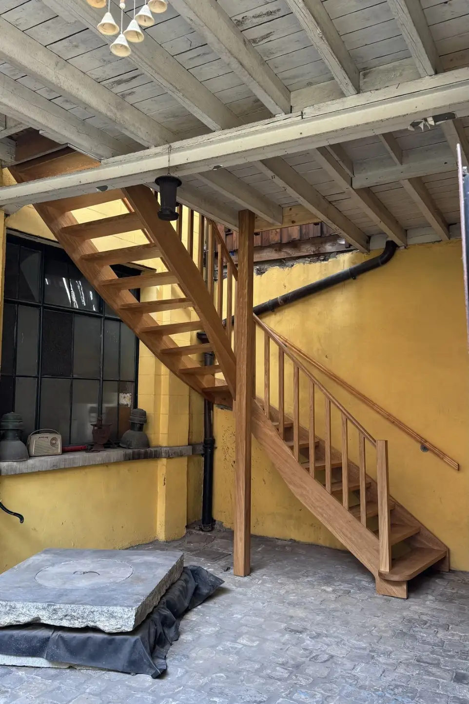 Escalier 1/4 tournant avec un poutre en chêne