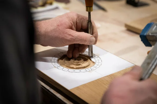Un menuisier qui sculpte du bois massif pour une porte d entrée bruxelloise à l identique dans l'atelier de Bois Intemporel