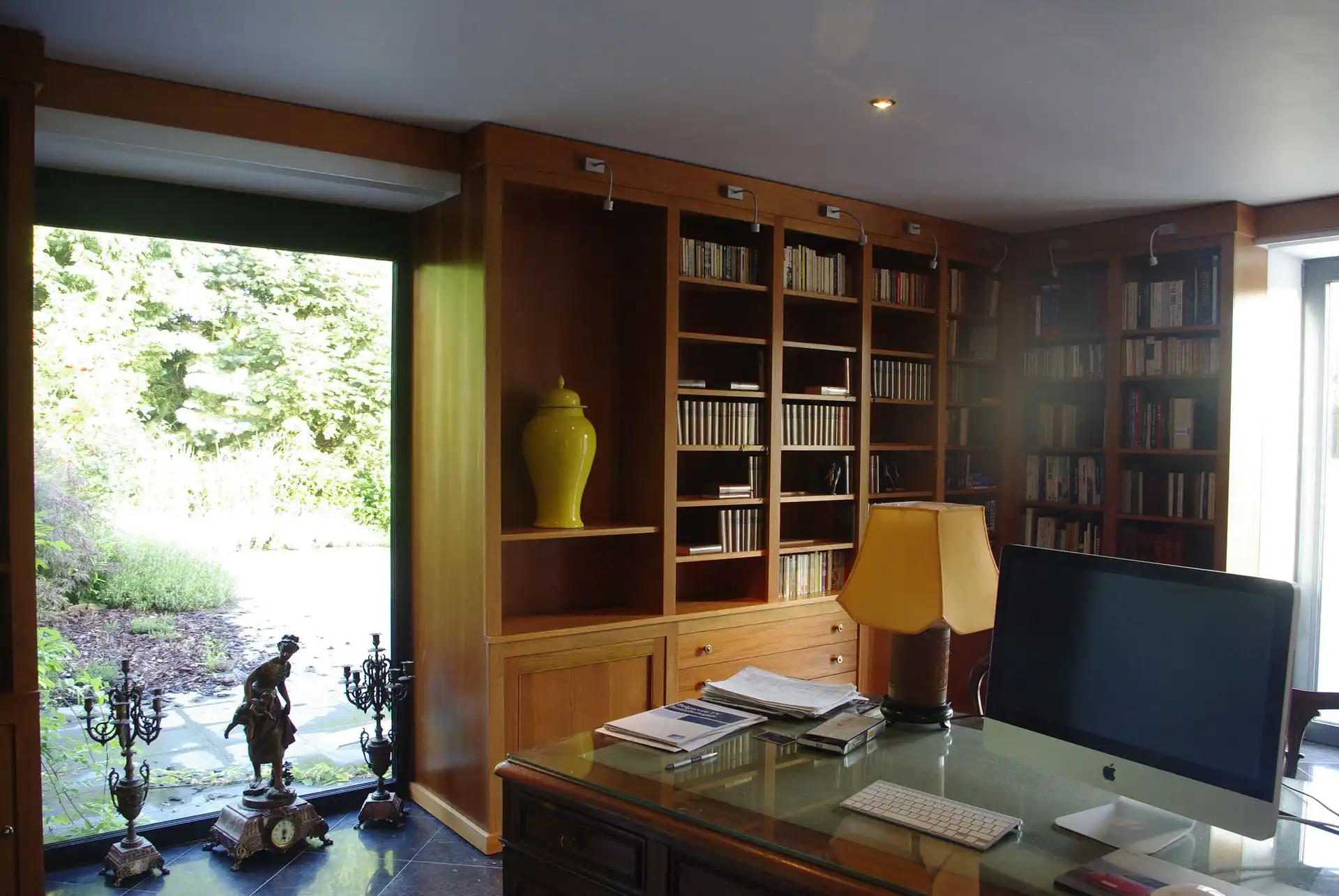 Bibliothèque en acajou réalisée sur mesure par Bois Intemporel