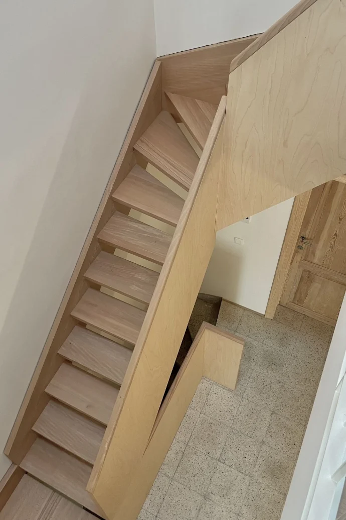 Escalier sur mesure en hêtre et bouleau réalisé par Bois Intemporel
