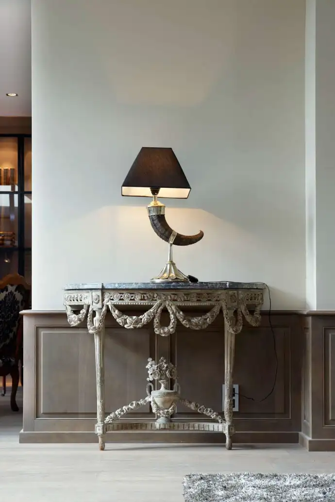 Lambris mouluré en Chêne fumé avec une table murale Louis XV et une lampe en corne