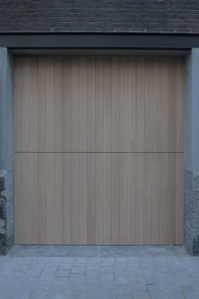 Porte de garage bi sectionnelle à planchettes en chêne massif