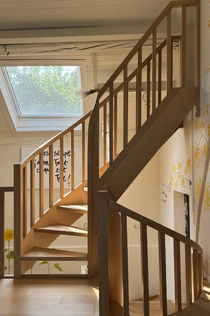 Escalier courbe en chêne réalisé par Bois Intemporel