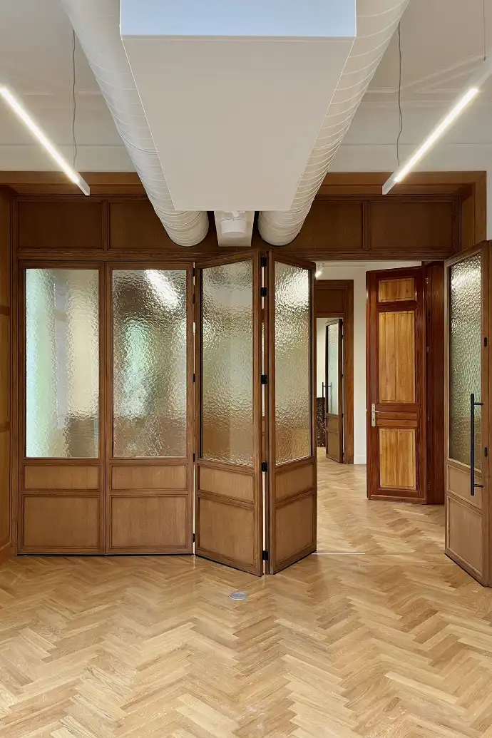 Cloison en Chêne teinté amovible dans des bureaux d'avocats