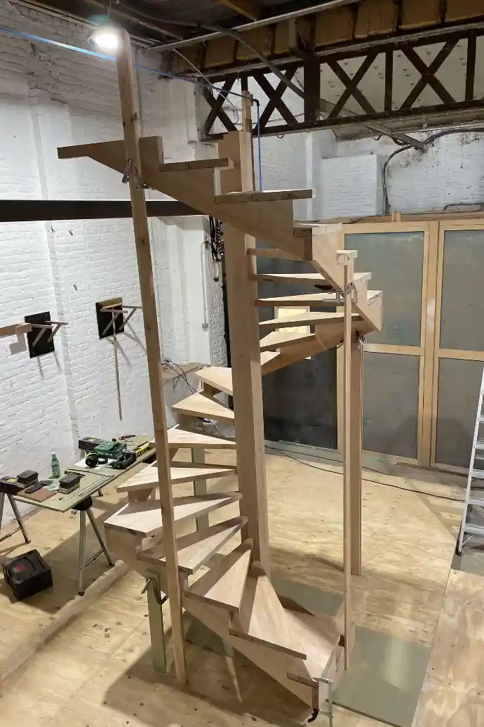 Escalier colimaçon en hêtre de la forêt de soignes sur mesure réalisé par Bois Intemporel
