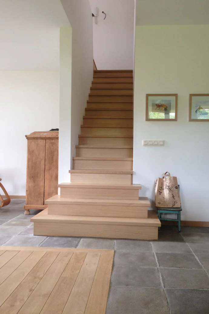 Escalier droit entre murs en hêtre sur mesure réalisé par Bois Intemporel