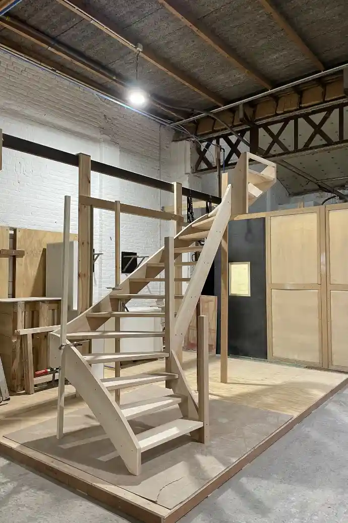 Escalier 2/4 tournant en hêtre sur mesure réalisé par Bois Intemporel