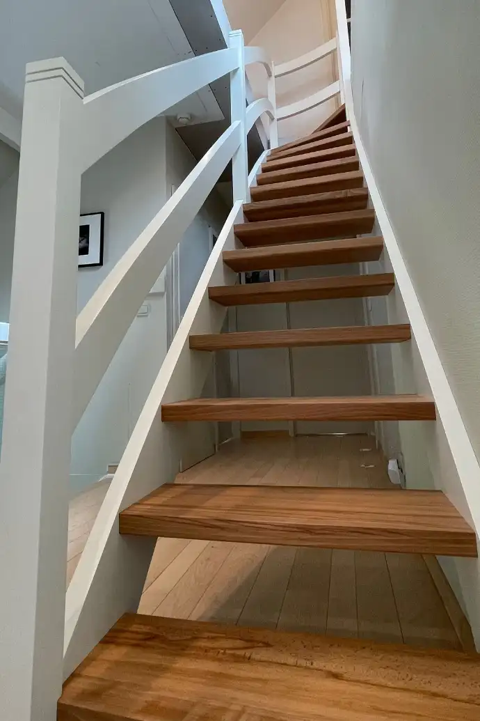 Escalier 1/2 tournant en hêtre de la forêt de soignes sur mesure réalisé par Bois Intemporel