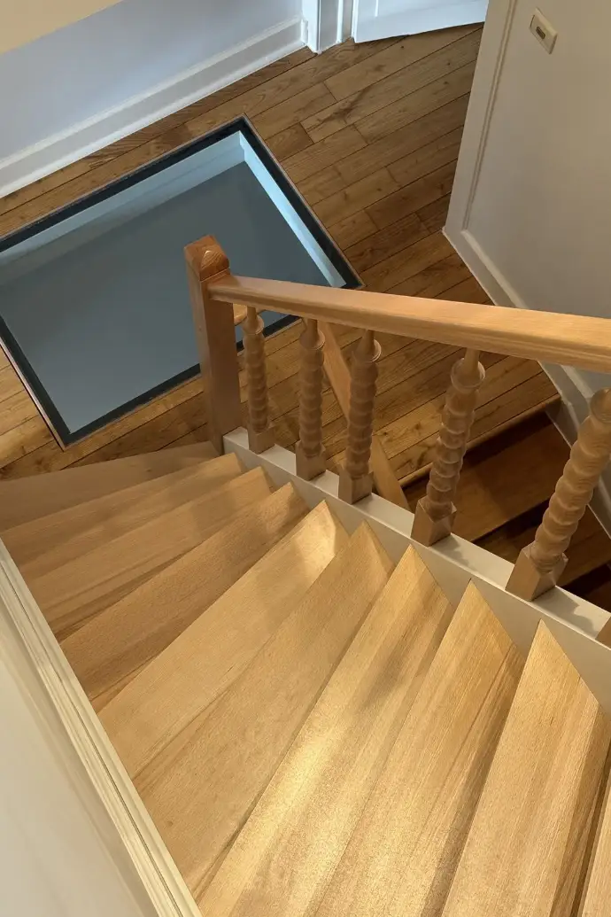 Escalier à l ancienne en hêtre sur mesure réalisé par Bois Intemporel