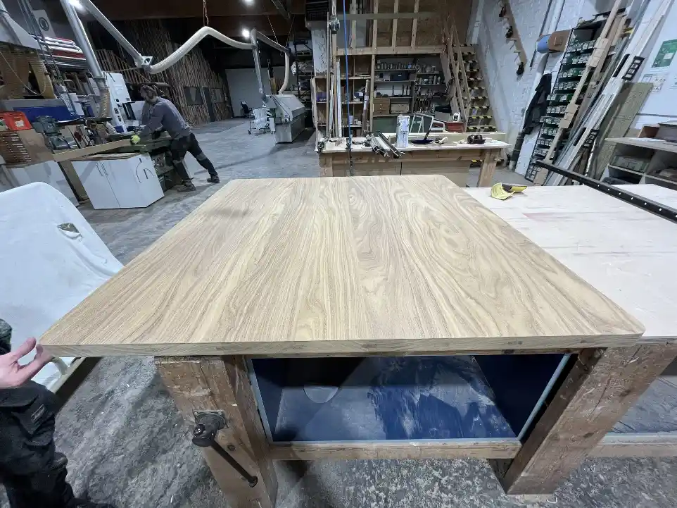 Table en afrormosia sur mesure réalisée par Bois Intemporel