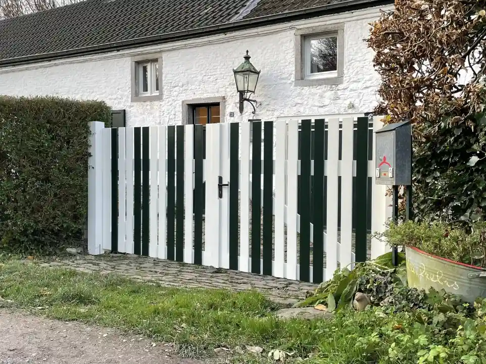 Portail à planchettes en Méranti peint bi-color blanc et vert réalisés par bois intemporel
