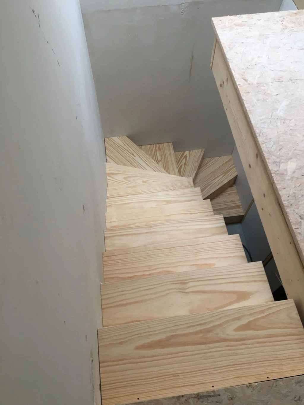 Escalier 2/4 tournant en pin polonais réalisé par Bois Intemporel