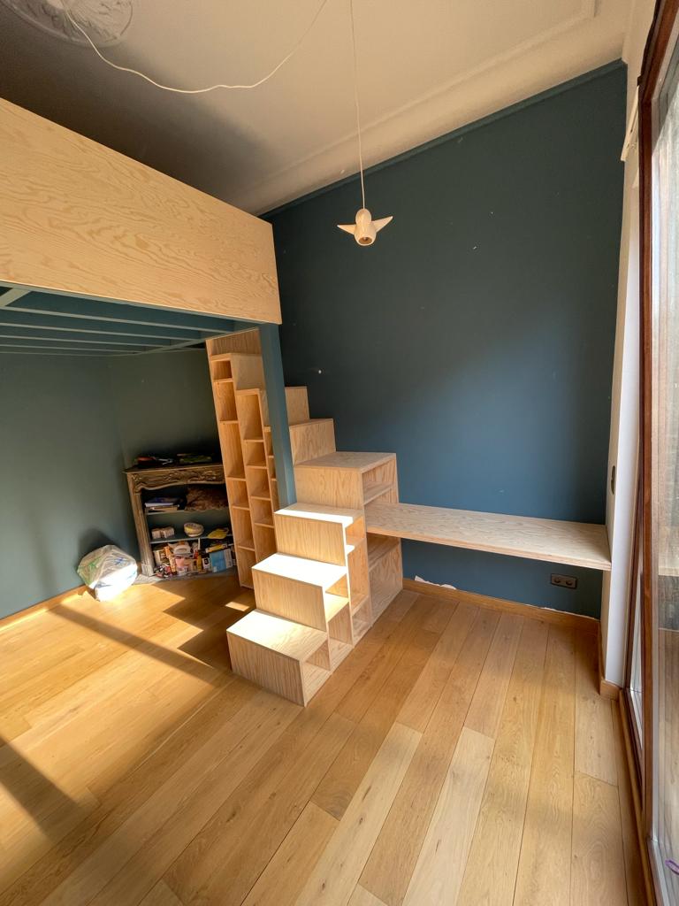 Habillage de mezzanine et escalier en pin polonais sur mesure réalisés par Bois Intemporel