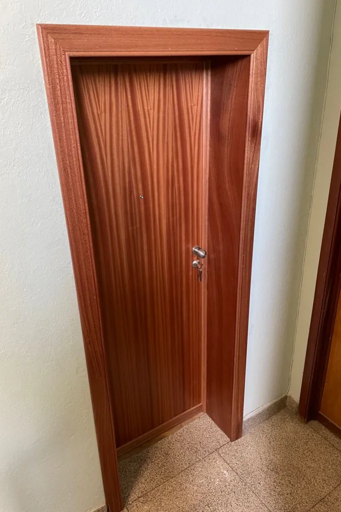 Porte d entrée en sapelli sur mesure réalisé par Bois Intemporel